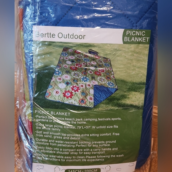 Bertte Outdoor Picnic Blanket NEW in Original Packaging Large 56" x 78" - Picture 2 of 5